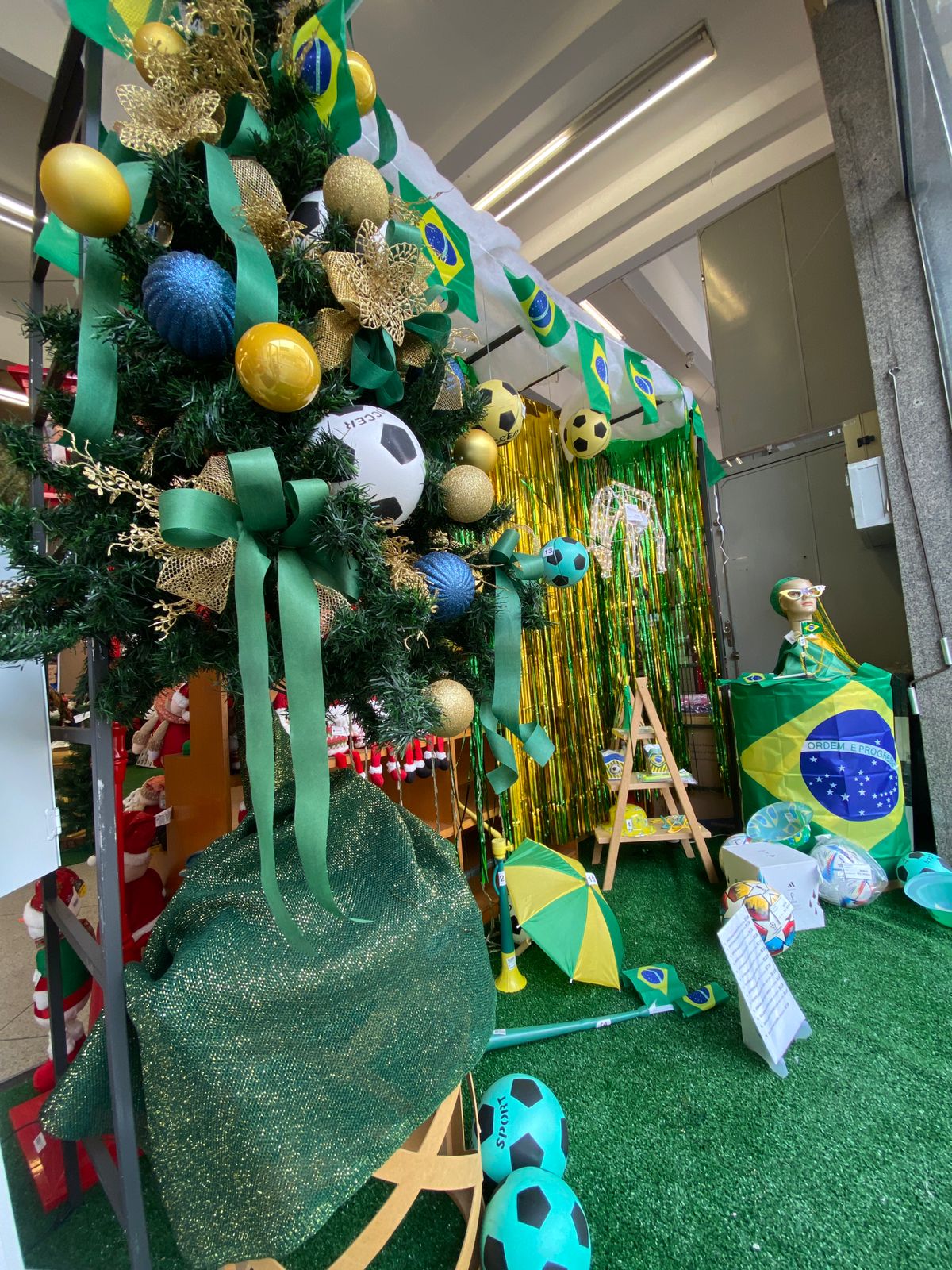 Apaixonada por futebol, empresária monta árvore de Natal decorada com tema  da Copa do Mundo - Portal  - O Portal da cidade de Sorocaba na  Internet - Agenda Cultural, Notícias, Cinemas,